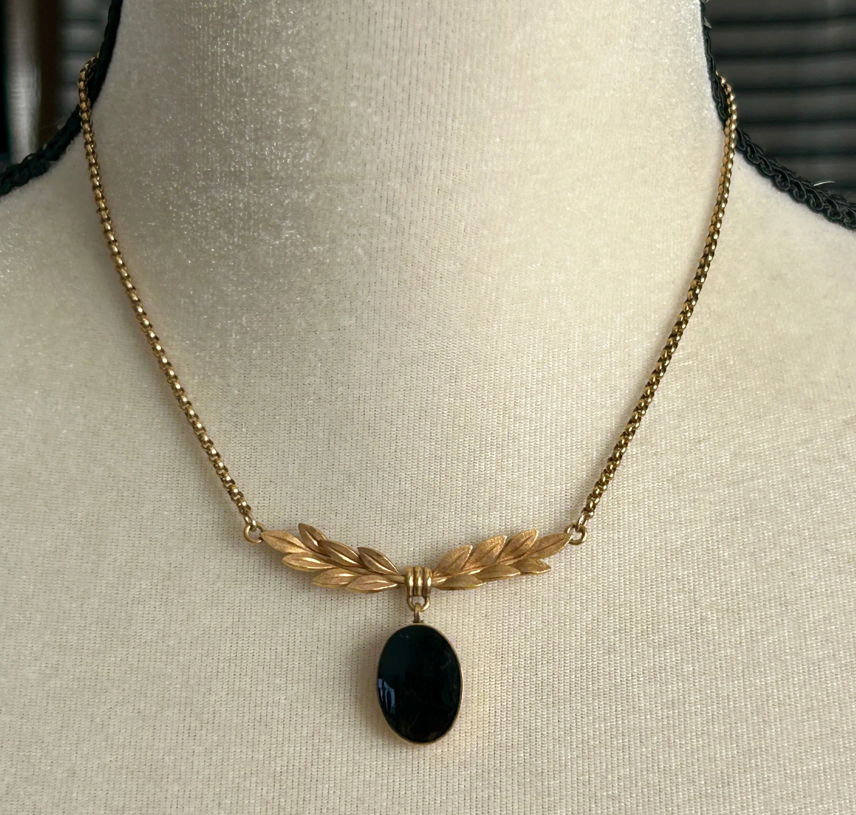 Vintage Van Dell 1/20 12k Gold Filled Leaf Laurel Onyx Pendant Necklace